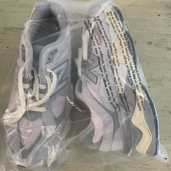 New Balance® Unisex 9060
Sneakers W Size 8.5 Pink
Granite Silver Metallic $150 - Picture 5 of 13